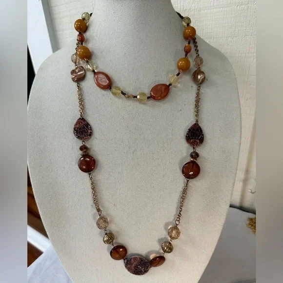 Group of 5 neutral tone beige and brown necklaces - Picture 3 of 7